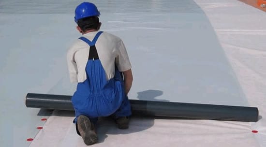 На фундамент укладывают слой геотекстиля и полиэтиленовую пленку